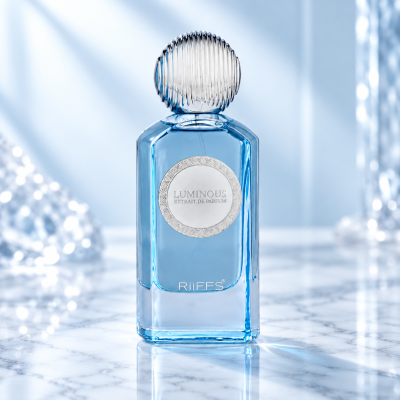 Frasco azul de perfume com tampa prateada sobre superfície marmoreada