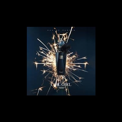 Frasco de perfume preto Cool Girl com fogos de artifício brilhantes no fundo escuro