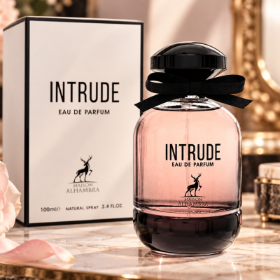 Frasco de perfume rosa INTRUDE com caixa e rosa numa superfície de mármore