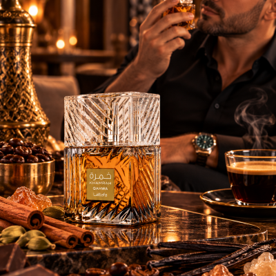 Frasco de perfume Lattafa Khamrah Qahwa em vidro facetado com especiarias e homem ao fundo