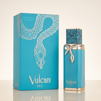Frasco de perfume azul com ornamento de cobra prateada e caixa azul com estampa prateada de cobra