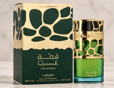 Frasco de perfume feminino Qimmah verde com tampa dourada e embalagem verde e dourada com texto em árabe e inglês.