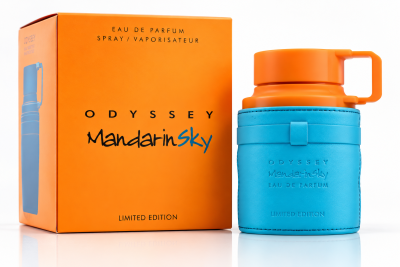 Perfume Odyssey Mandarin Sky com frasco laranja e capa azul à frente da caixa laranja.