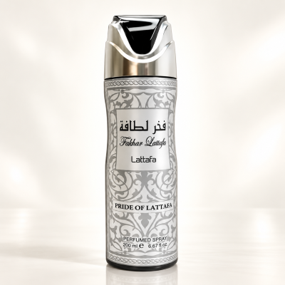 Frasco de spray perfumado Fakhar Lattafa com padrões arabescos