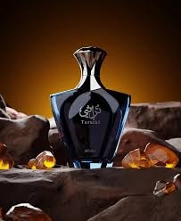 Frasco preto de perfume Turathi sobre rochas com pedras âmbar