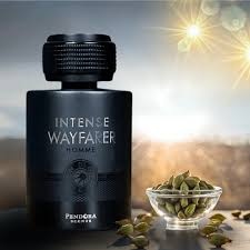 Frasco preto fosco de perfume INTENSE WAYFARER HOMME ao lado de recipiente com especiarias verdes