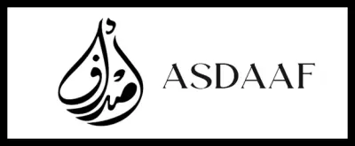 Logótipo preto e branco com texto ASDAAF e caligrafia árabe