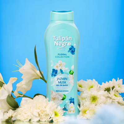 Garrafa azul clara de gel de banho Tulipán Negro com flores brancas em fundo azul