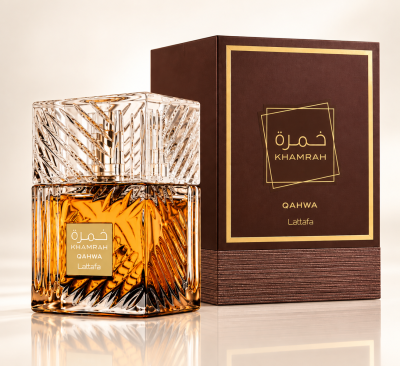 Frasco de perfume dourado e embalagem castanha com texto KHAMRAH QAHWA Lattafa