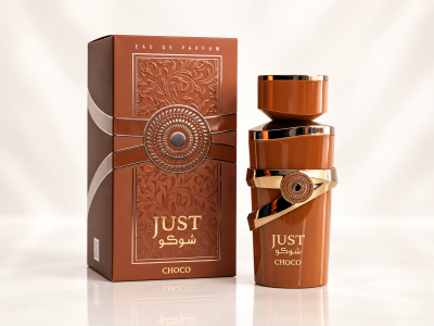 Frasco e caixa de perfume castanho escuro e dourado com padrão floral e texto JUST CHOCO.