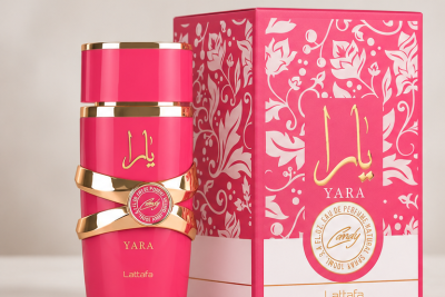 Frasco e caixa de perfume YARA rosa com detalhes dourados e padrão floral na caixa