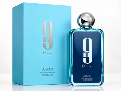 Frasco azul de perfume com caixa azul claro ao fundo