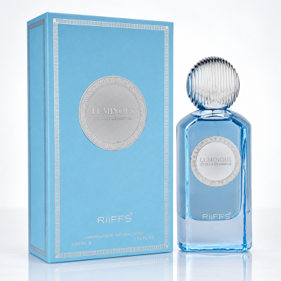 Frasco de perfume azul e embalagem na mesma cor com rótulo prateado