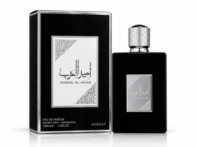Frasco de perfume preto com rótulo prateado e caixa preta ao lado
