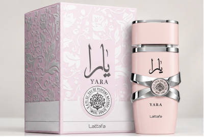 Frasco e caixa rosa claro de perfume YARA com detalhes prateados e texto preto