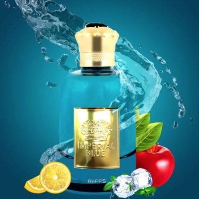 Frasco de perfume azul Imperial Blue com frutas e gelo ao redor