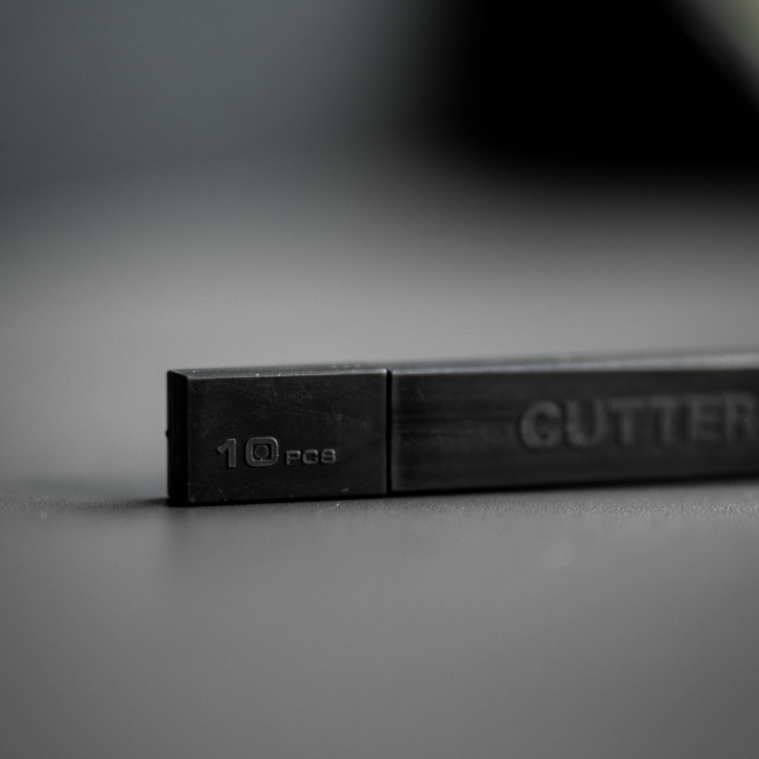 Laminas Carbono 30º Caixa preta com texto '10 PCS' e 'CUTTER' numa superfície escura