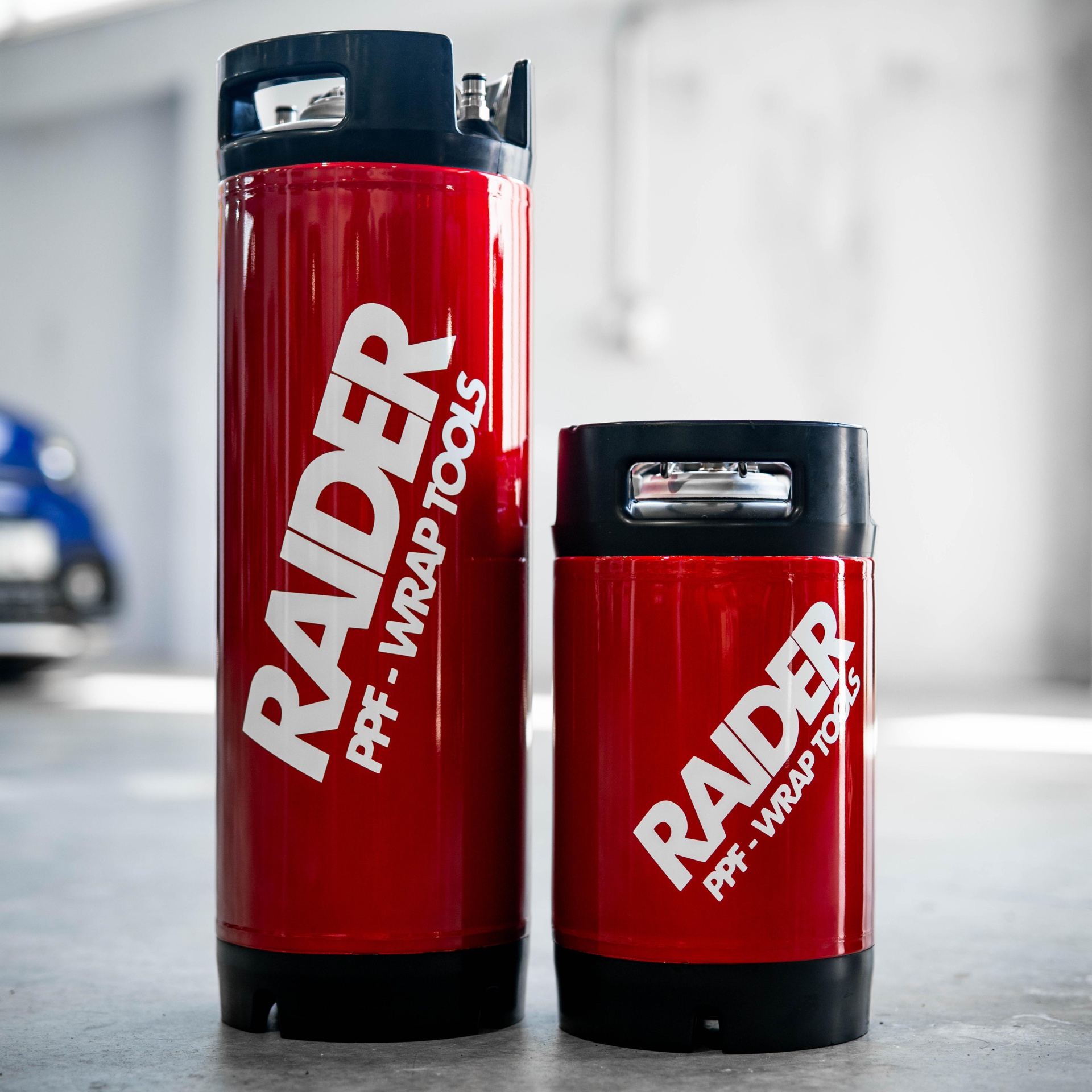 Tanque de pulverização - 19L Duas garrafas térmicas vermelhas com tampas pretas e texto branco Raider PPF - Wrap Tools