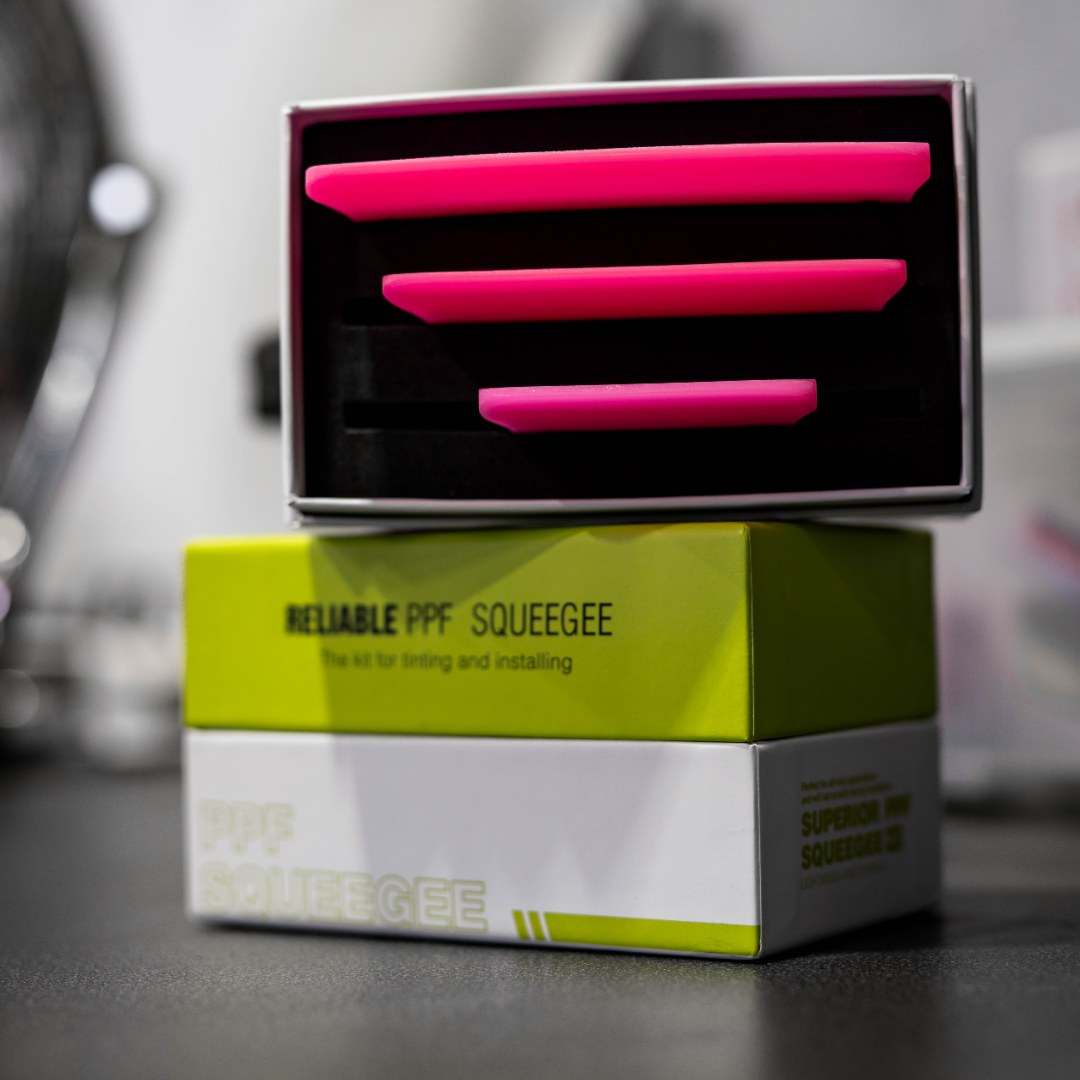 Squeeje de PPF Magnético - Pack de 3 - Rosa Três espátulas rosa em caixa preta sobre caixa branca e verde com texto RELIABLE PPF SQUEEGEE