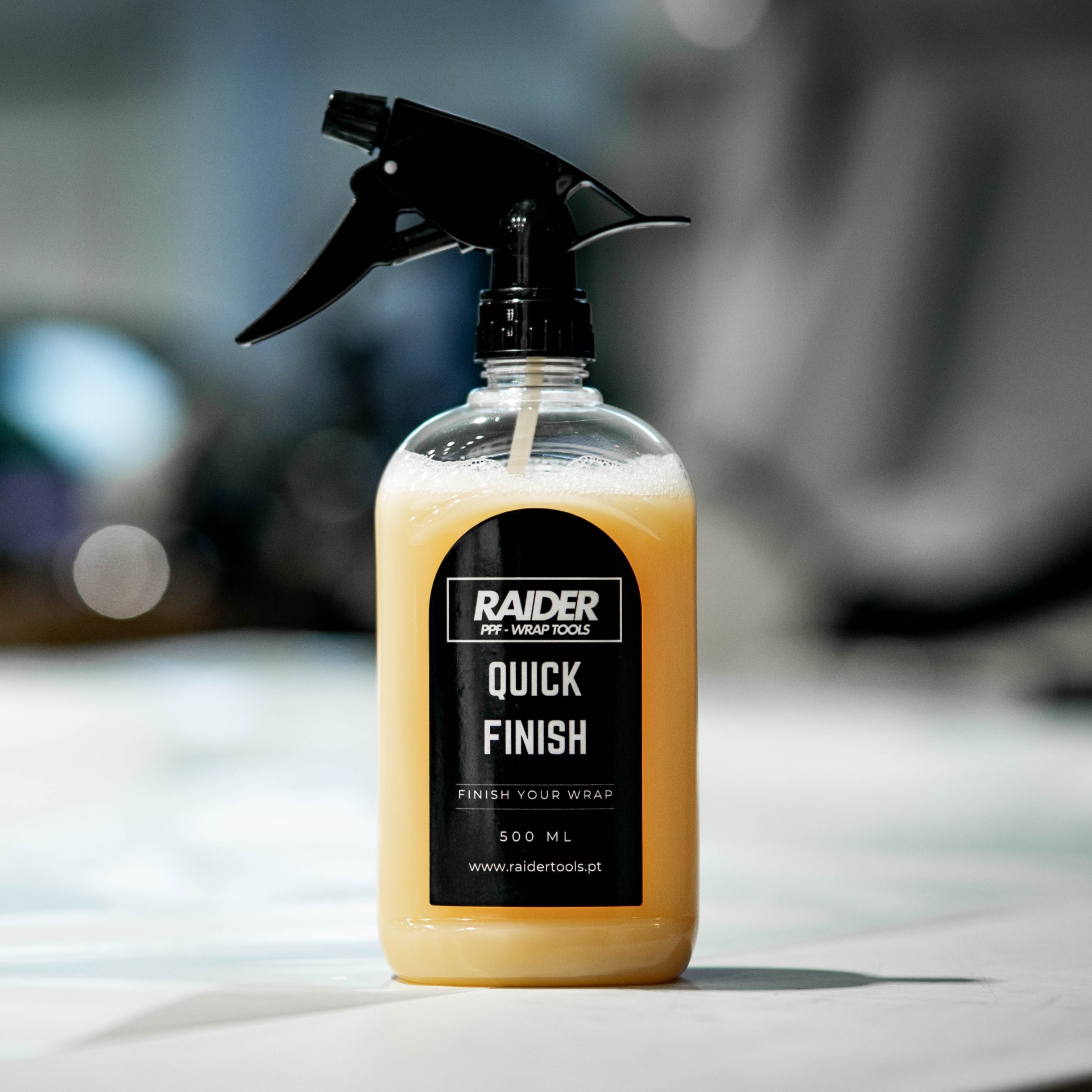 Quick Finish - Quick Detail para acabamento Frasco de pulverizador com líquido amarelo e rótulo preto