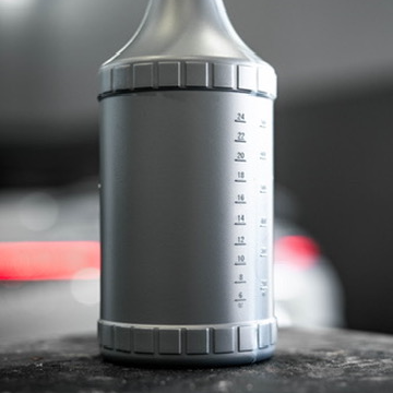 Borrifador Simples 900ml Frasco cilindrico cinza com marcações de volume e tampa prateada