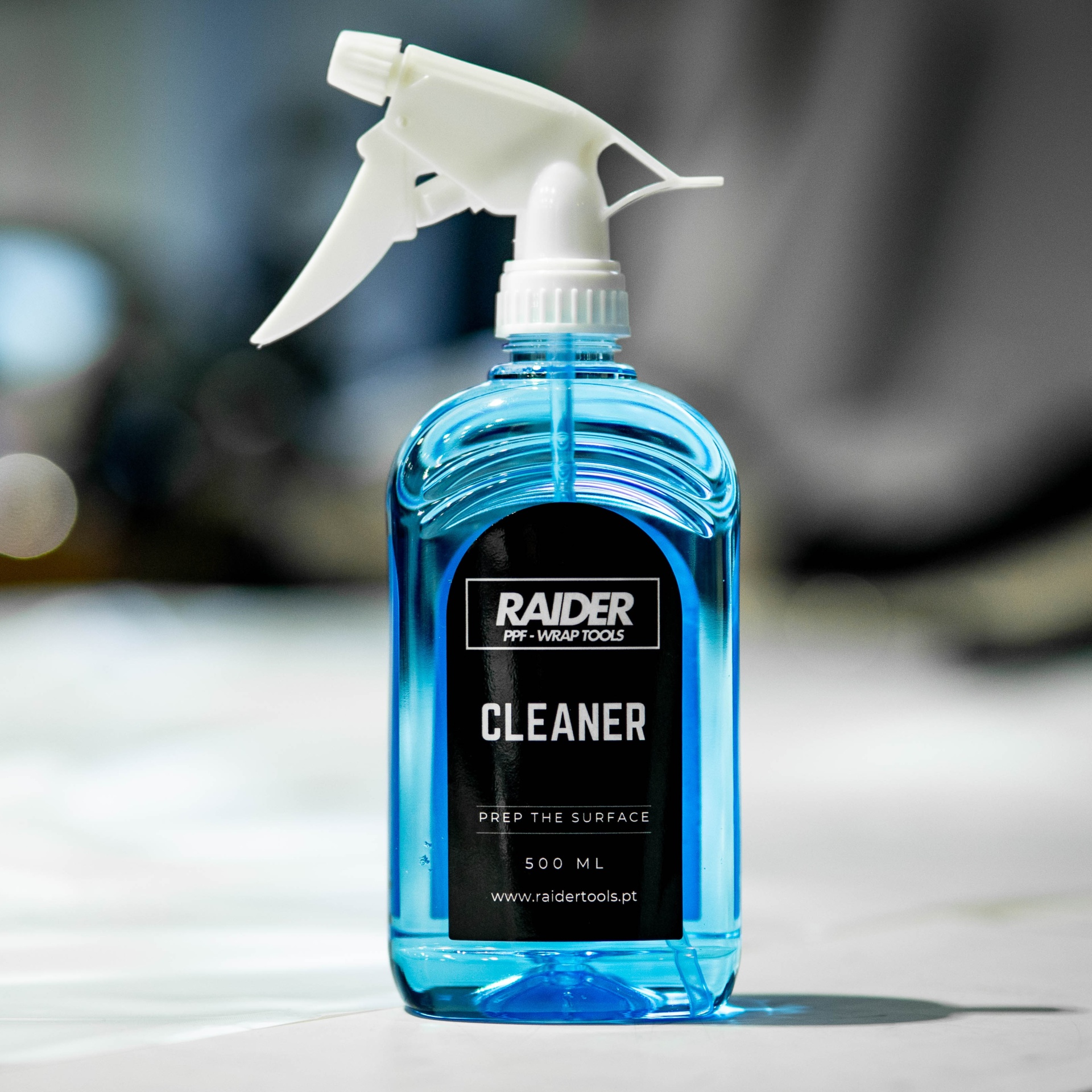 Cleaner - Prep the Surface Frasco de spray de limpeza azul com bico branco e etiqueta preta