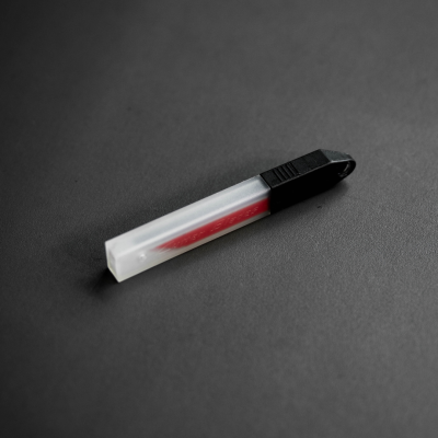 Estojo plástico com tampa preta e palheta vermelha