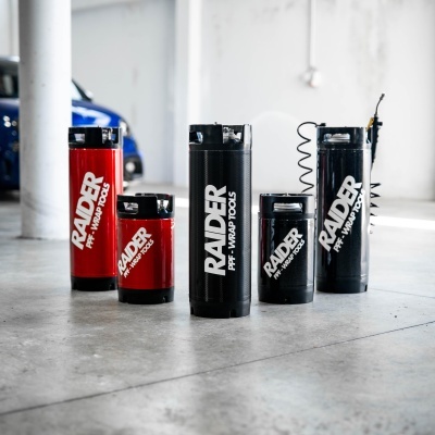 Cilindros de ar comprimido RAIDER PT-WRAP TOOLS em preto e vermelho no chão