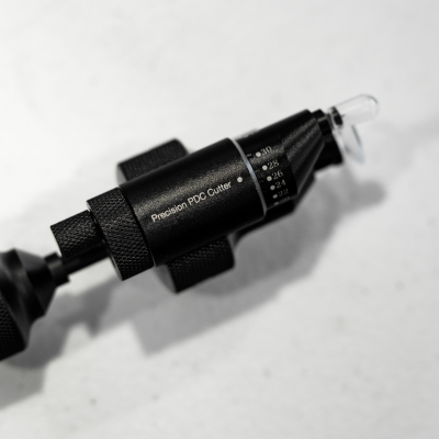 Ferramenta de corte preta com marcações numéricas e texto Precision PDC Cutter