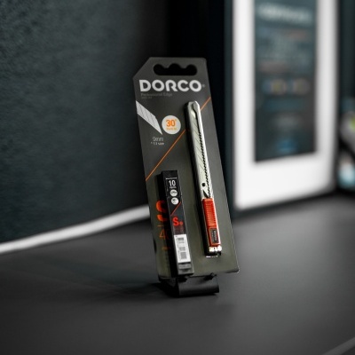 Estilete DORCO em embalagem preta sobre superfície preta