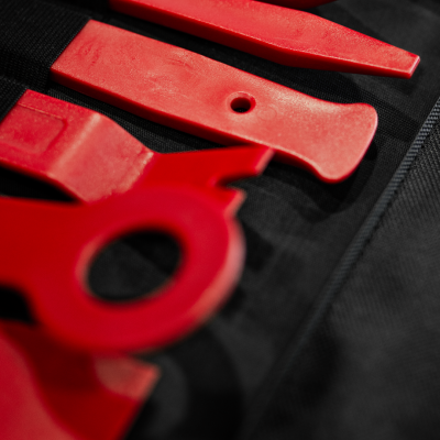 Ferramentas vermelhas de plástico sobre tecido preto