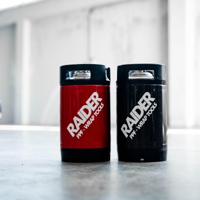 Dois recipientes cilíndricos, um vermelho e outro preto, com texto branco RAIDER PPF WRAP TOOLS