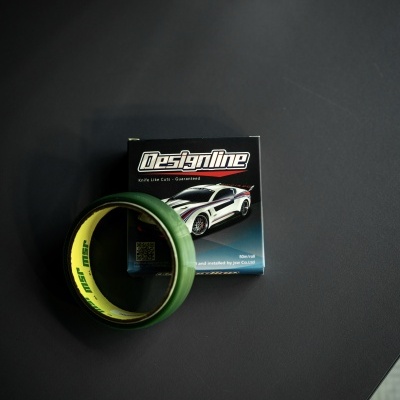 Adesivo Designline verde fosco com embalagem preta e carro branco desportivo