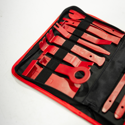 Conjunto de ferramentas vermelhas de plástico numa bolsa preta com bordas vermelhas