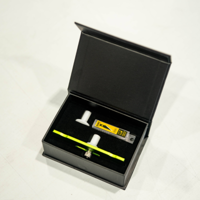 Caixa preta aberta com acessórios e embalagem de lâmina maxsteel