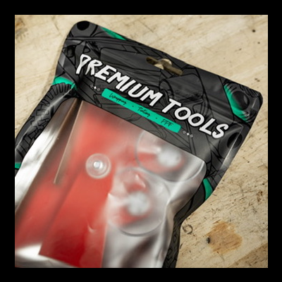 Pacote de ferramentas Premium Tools com peças metálicas visíveis sobre superfície de madeira