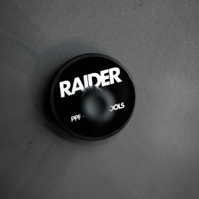 Botão circular preto com texto branco RAIDER