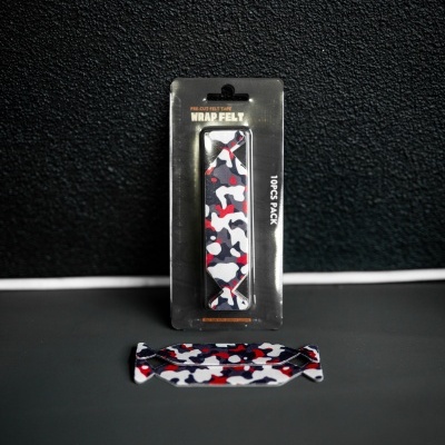 Tira adesiva camuflada WRAP FELT 10PCS PACK em embalagem preta e tira fora da embalagem sobre superfície cinzenta