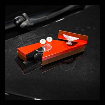 Dispositivo vermelho e preto com ventosas transparentes