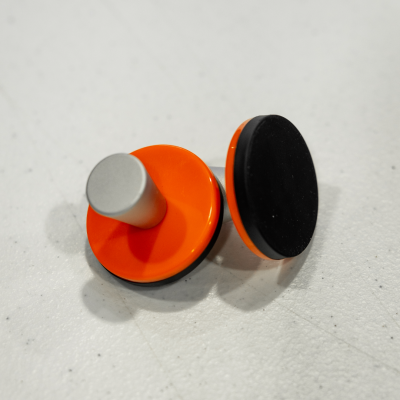 Empurradores de air hockey laranja com punho prateado e base preta