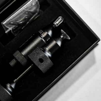 Conjunto de ferramentas de metal preto numa caixa com espuma