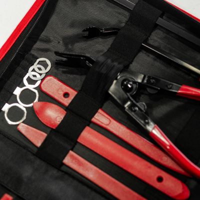 Conjunto de ferramentas para painéis de portas em bolsa preta com fecho vermelho