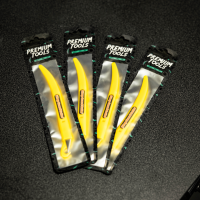 Conjunto de quatro lâminas de barbear amarelas embaladas individualmente