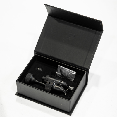 Conjunto de ferramenta preta de metal numa caixa preta aberta
