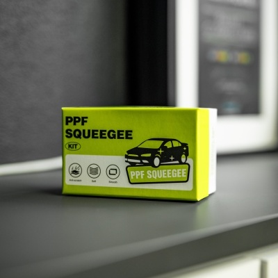 Caixa verde e branca de kit PPF Squeegee sobre uma superfície cinzenta
