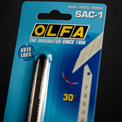 Empacotamento de lâmina de corte OLFA modelo SAC-1 com fundo azul