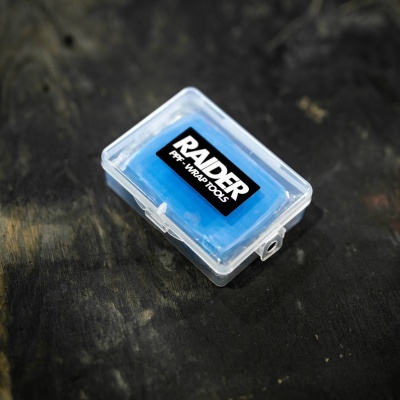 Estojo plástico transparente com etiqueta 'RAIDER PRO-WRAP TOOLS'