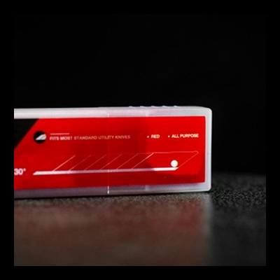 Caixa branca com rótulo vermelho de lâminas de corte para uso geral