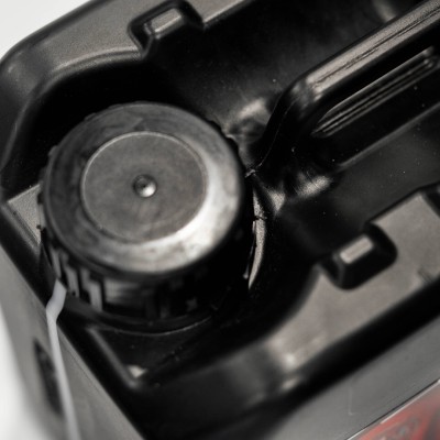 Garrafa plástica preta com tampa de rosca e alça