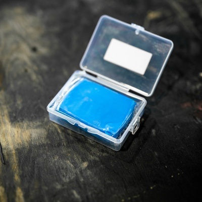 Sabonete azul em caixa plástica transparente